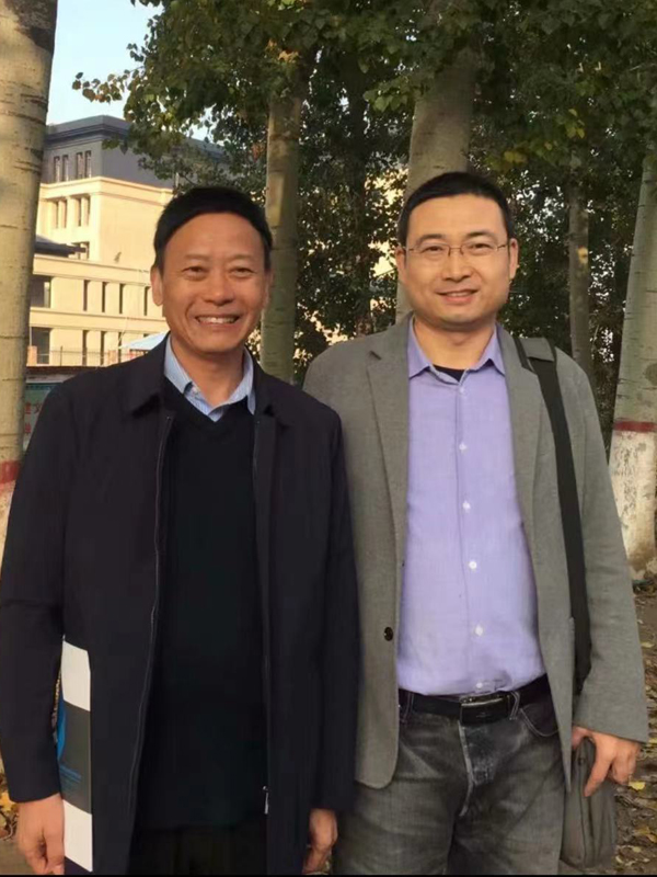 中國建筑材料工業(yè)聯(lián)合會石膏建材分會秘書長楊再銀（右一）與公司董事長陳長新合影。.jpg